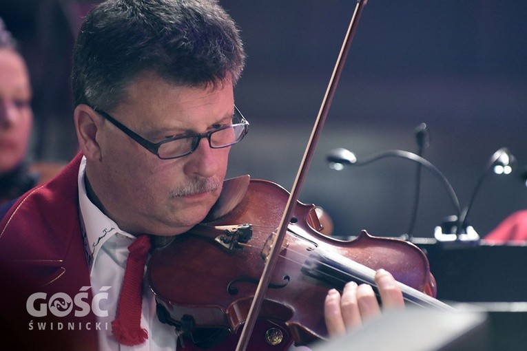 Koncert zespołów "Kostrzanie" i "Mazowsze" w Bazylice Mniejszej