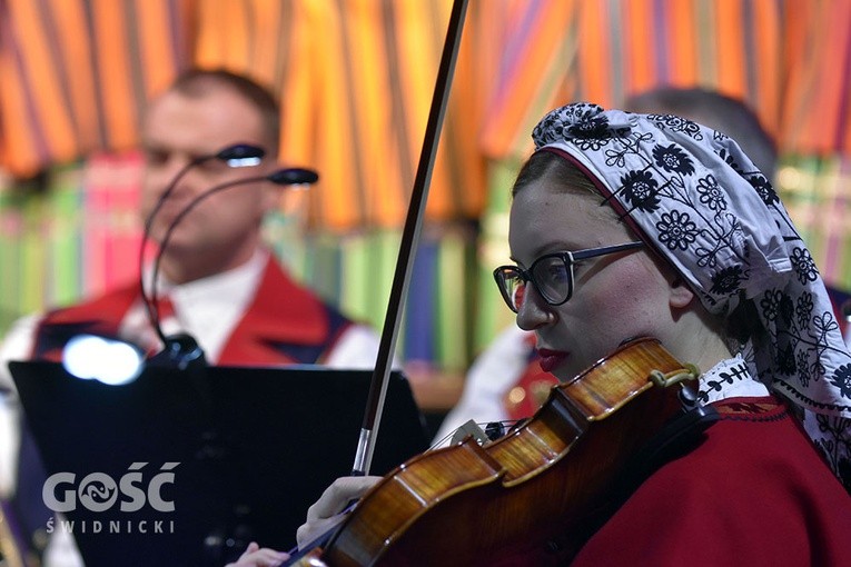 Koncert zespołów "Kostrzanie" i "Mazowsze" w Bazylice Mniejszej