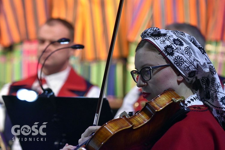 Koncert zespołów "Kostrzanie" i "Mazowsze" w Bazylice Mniejszej