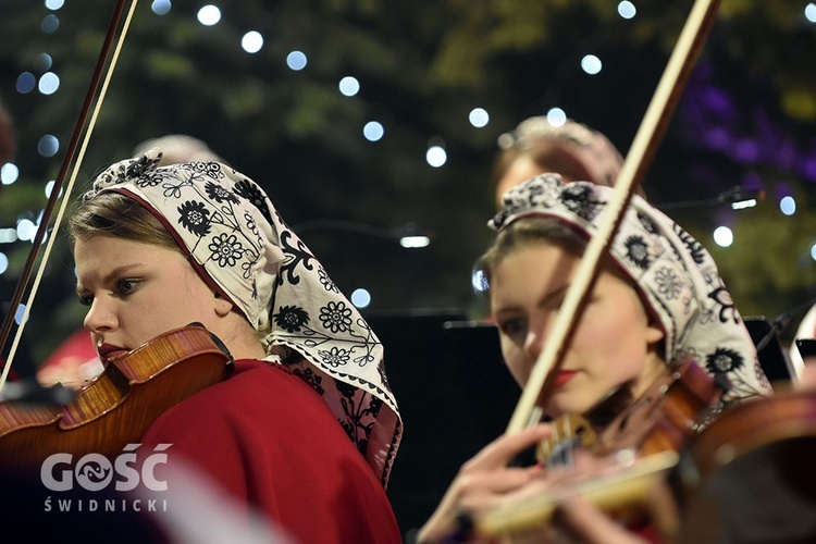 Koncert zespołów "Kostrzanie" i "Mazowsze" w Bazylice Mniejszej