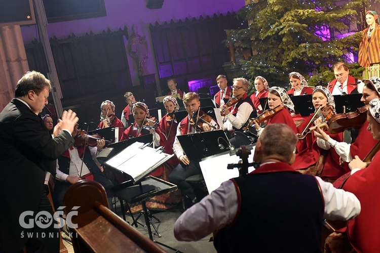 Koncert zespołów "Kostrzanie" i "Mazowsze" w Bazylice Mniejszej