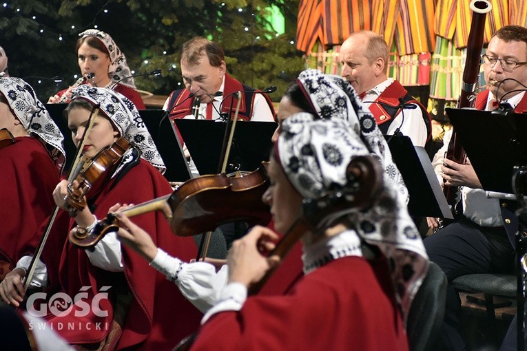 Koncert zespołów "Kostrzanie" i "Mazowsze" w Bazylice Mniejszej