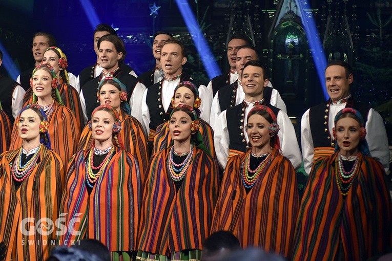 Koncert zespołów "Kostrzanie" i "Mazowsze" w Bazylice Mniejszej