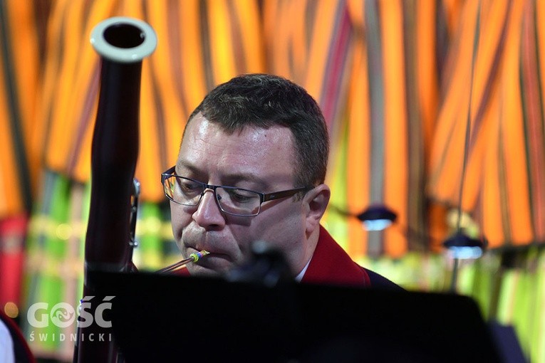 Koncert zespołów "Kostrzanie" i "Mazowsze" w Bazylice Mniejszej