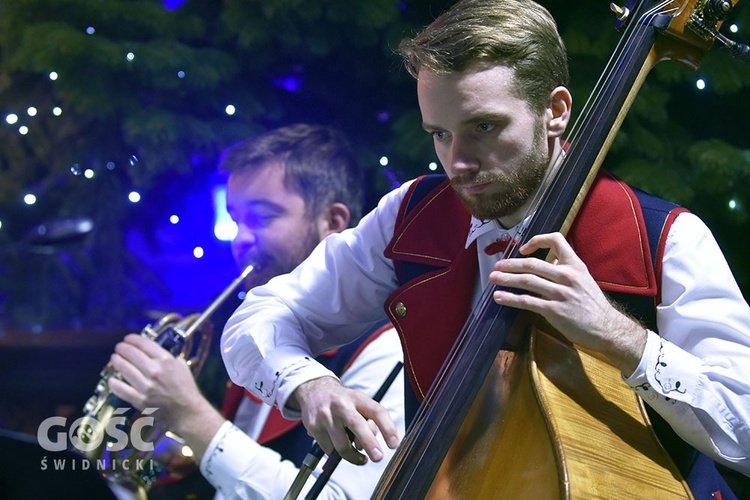 Koncert zespołów "Kostrzanie" i "Mazowsze" w Bazylice Mniejszej