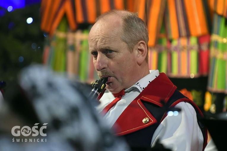 Koncert zespołów "Kostrzanie" i "Mazowsze" w Bazylice Mniejszej