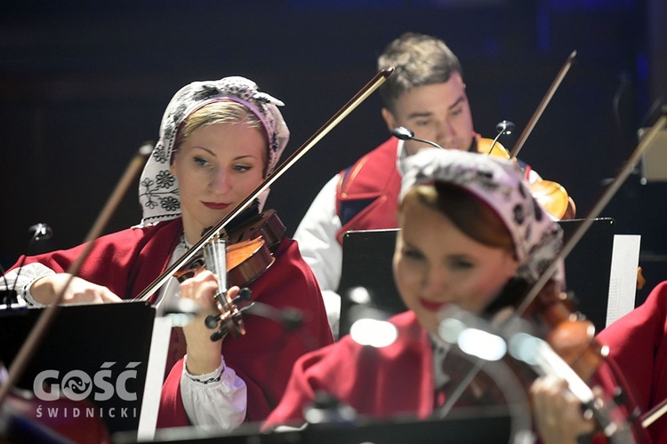 Koncert zespołów "Kostrzanie" i "Mazowsze" w Bazylice Mniejszej