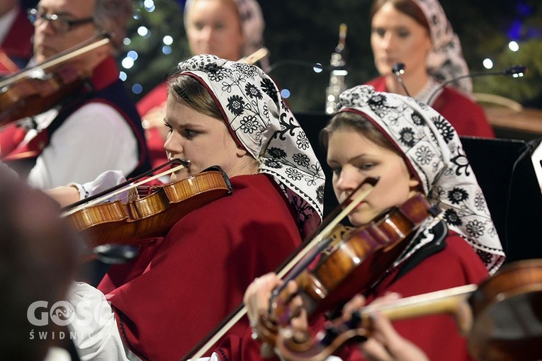 Koncert zespołów "Kostrzanie" i "Mazowsze" w Bazylice Mniejszej