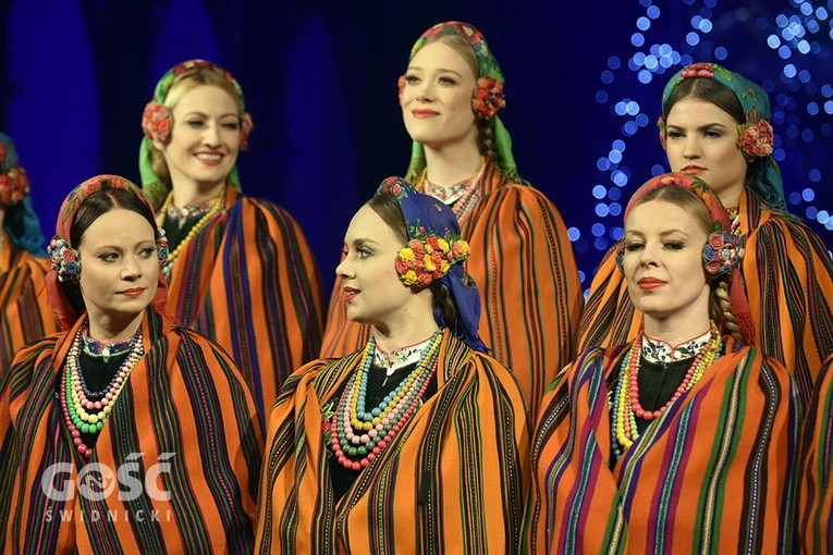 Koncert zespołów "Kostrzanie" i "Mazowsze" w Bazylice Mniejszej