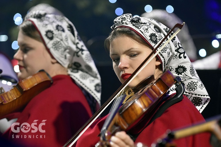 Koncert zespołów "Kostrzanie" i "Mazowsze" w Bazylice Mniejszej