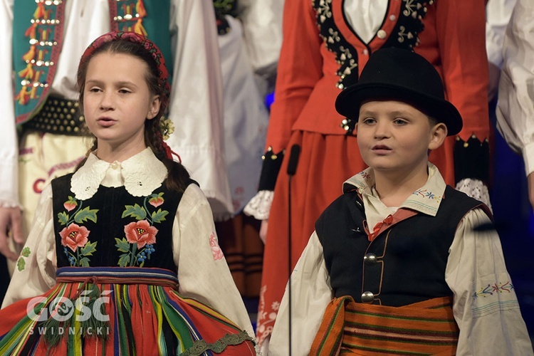 Koncert zespołów "Kostrzanie" i "Mazowsze" w Bazylice Mniejszej