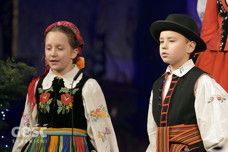Koncert zespołów "Kostrzanie" i "Mazowsze" w Bazylice Mniejszej
