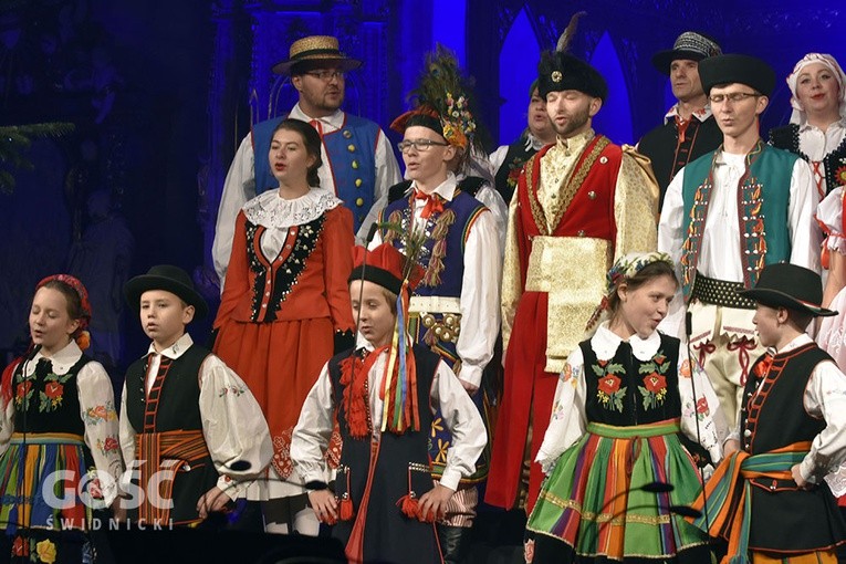 Koncert zespołów "Kostrzanie" i "Mazowsze" w Bazylice Mniejszej