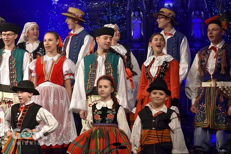 Koncert zespołów "Kostrzanie" i "Mazowsze" w Bazylice Mniejszej