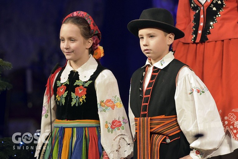 Koncert zespołów "Kostrzanie" i "Mazowsze" w Bazylice Mniejszej