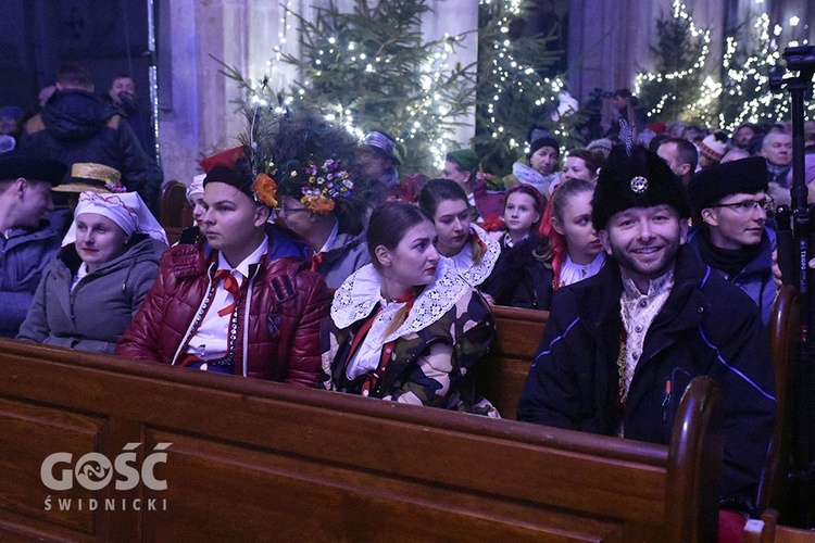 Koncert zespołów "Kostrzanie" i "Mazowsze" w Bazylice Mniejszej