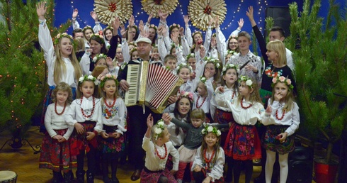 Podczas wigilijnego spotkania Guzowianki z Kapelą Bursów dały koncert kolęd i pastorałek