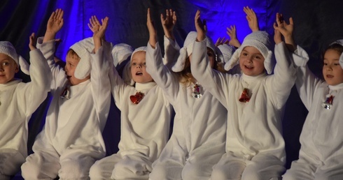 W rolę owieczek wcielili się najmłodszi uczniowie szkoły podstawowej w "Klasyku"