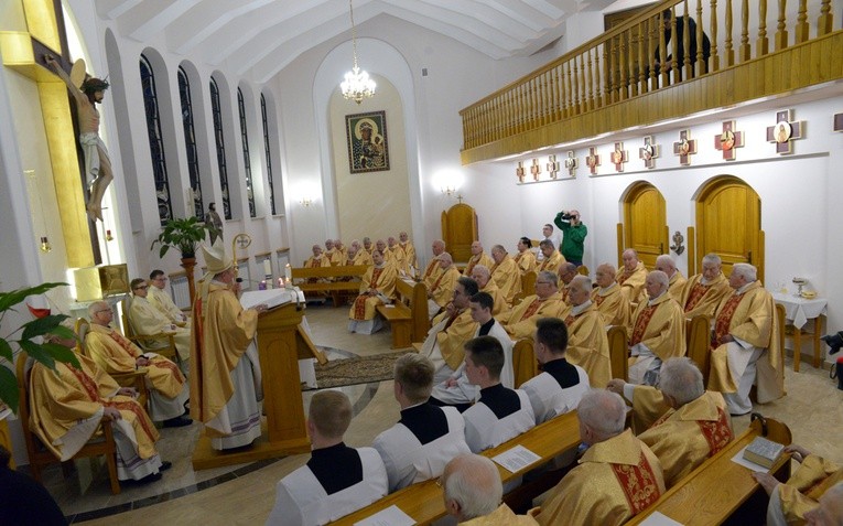 Mszę św. z księżmi seniorami celebrowali biskupi Henryk Tomasik i Piotr Turzyński