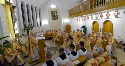 Mszę św. z księżmi seniorami celebrowali biskupi Henryk Tomasik i Piotr Turzyński