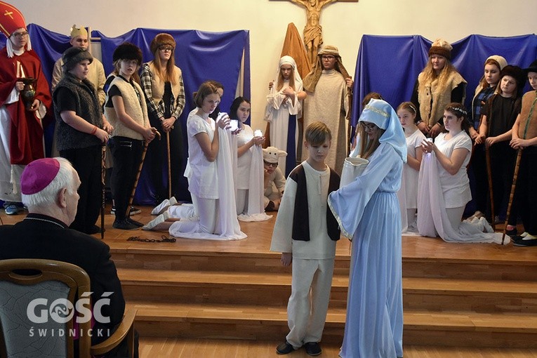W końcowej scenie widać wszystkich bohaterów, w tym 12-letniego Jezusa, który poznał historię swoich narodzin