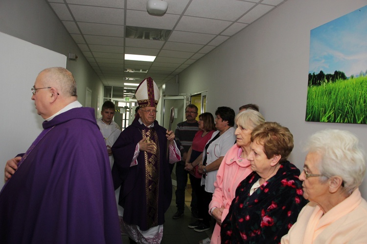 Wprowadzenie relikwii świętych i błogosławionych do kaplicy szpitala w Głownie