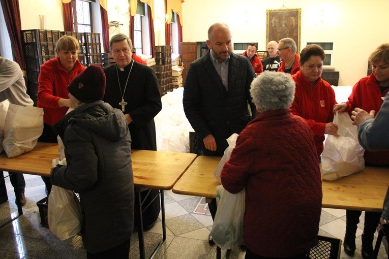 Paczki żywnościowe i prezenty