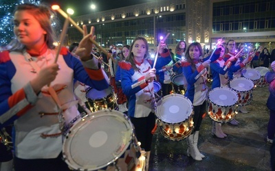 Światło, dźwięk i rytm towarzyszyły przemarszowi spod Teatru Powszechnego napPlac przed Urzędem Miasta w Radomiu, gdzie trwa świąteczny kiermasz