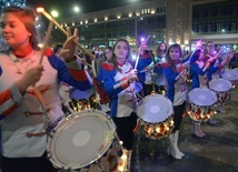 Światło, dźwięk i rytm towarzyszyły przemarszowi spod Teatru Powszechnego napPlac przed Urzędem Miasta w Radomiu, gdzie trwa świąteczny kiermasz