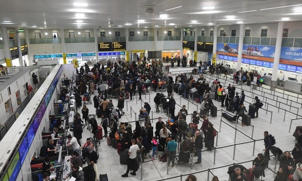 Dwie osoby zatrzymane ws. dronów nad lotniskiem Gatwick