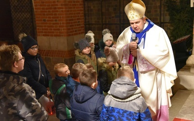 Bp Wojciech Osial głosił homilię w otoczeniu dzieci