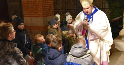 Bp Wojciech Osial głosił homilię w otoczeniu dzieci
