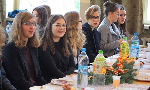 Wspólne kolędowanie, rozmowy i życzenia przy opłatku towarzyszyły spotkaniu wigilijnemu w liceum COR