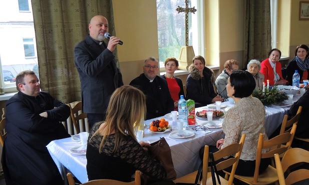 Gośćmi spotkania w liceum COR byli także duszpasterze (od lewej): ks. Krzysztof Zięba, ks. Piotr Szarek i ks. Przemysław Sawa