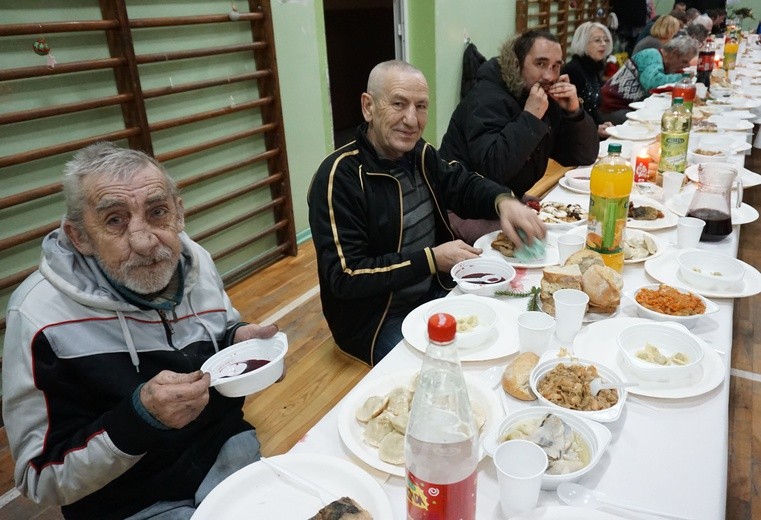 Uczestnicy spotkania wigilijnego mogli spróbować również pierogów i ciasta.