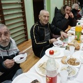 Uczestnicy spotkania wigilijnego mogli spróbować również pierogów i ciasta.