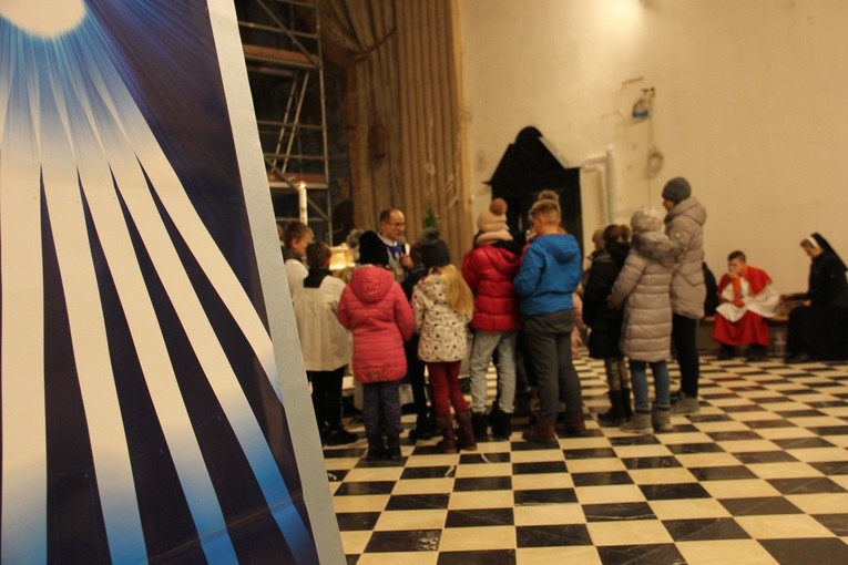 Roraty w parafii Niepokalanego Poczęcia NMP w Rawie