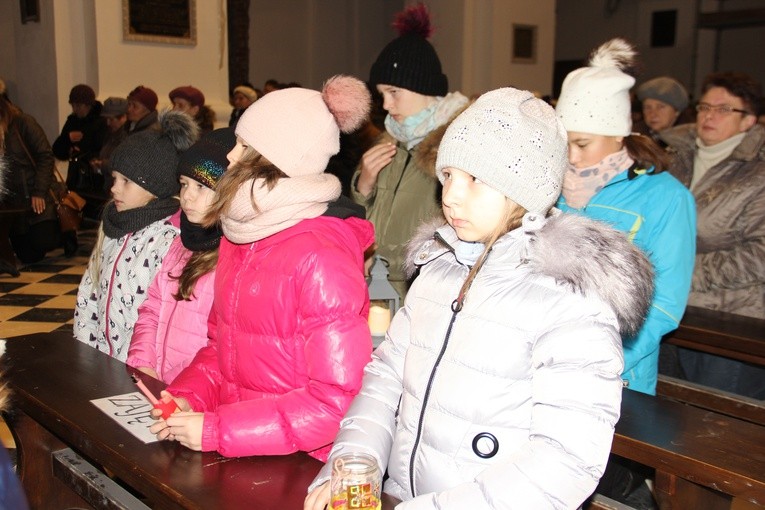 Roraty w parafii Niepokalanego Poczęcia NMP w Rawie