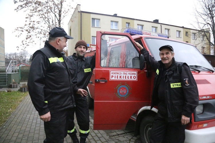 Strażacy z Piekiełka z darami