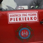 Strażacy z Piekiełka z darami