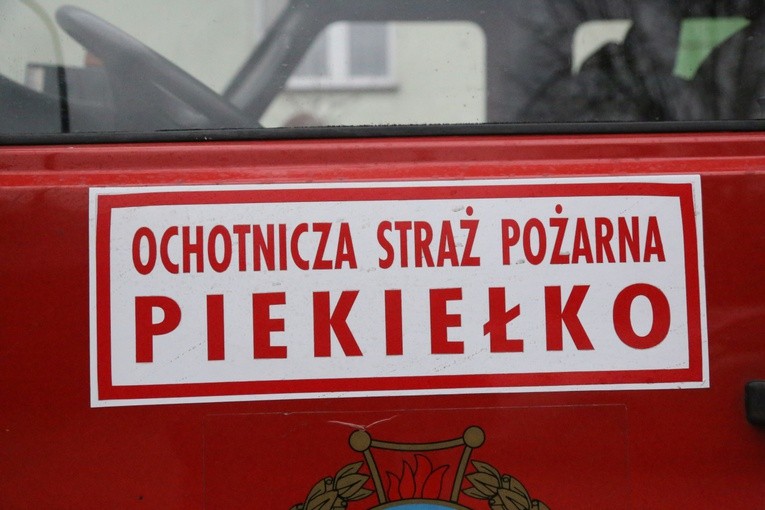 Strażacy z Piekiełka z darami