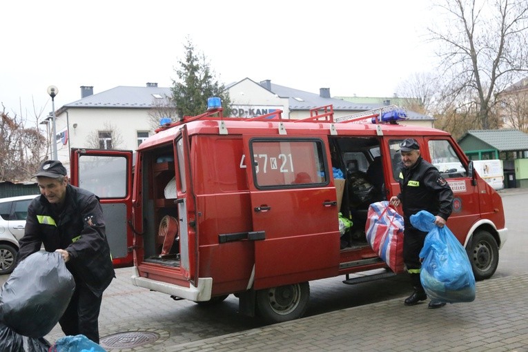 Strażacy z Piekiełka z darami