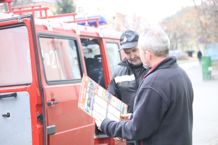 Strażacy z Piekiełka z darami