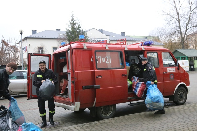 Strażacy z Piekiełka z darami