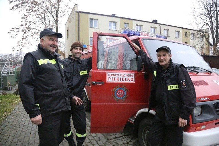 Strażacy z Piekiełka z darami