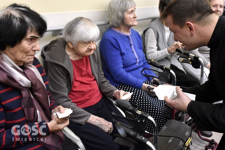 Spotkanie opłatkowe z biskupem w Hospicjum im. św. Ojca Pio