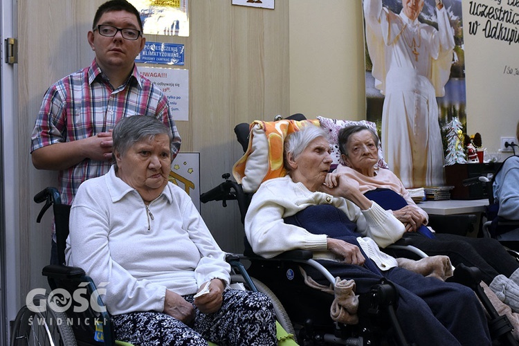 Spotkanie opłatkowe z biskupem w Hospicjum im. św. Ojca Pio