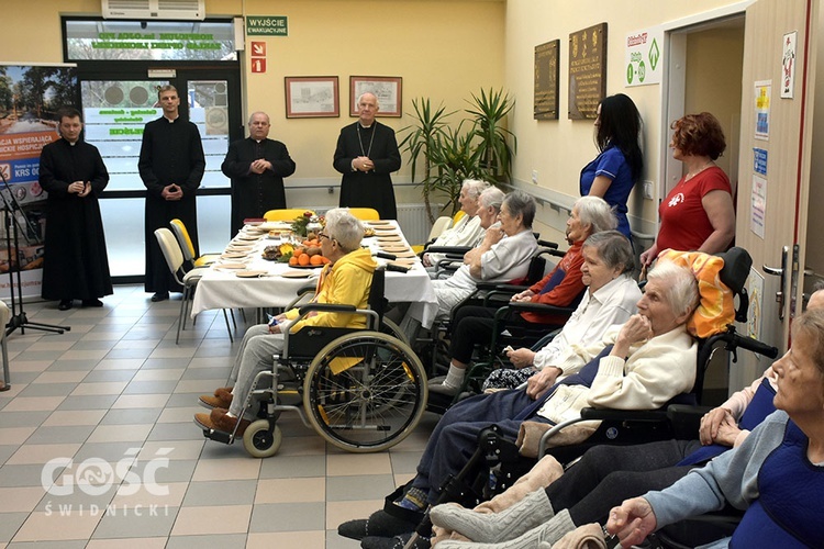 Spotkanie opłatkowe z biskupem w Hospicjum im. św. Ojca Pio