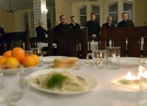 Łamanie się opłatkiem i życzenia w radomskim Wyższym Seminarium Duchownym. Za moment rozpocznie się wieczerza wigilijna