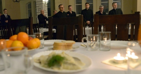 Łamanie się opłatkiem i życzenia w radomskim Wyższym Seminarium Duchownym. Za moment rozpocznie się wieczerza wigilijna